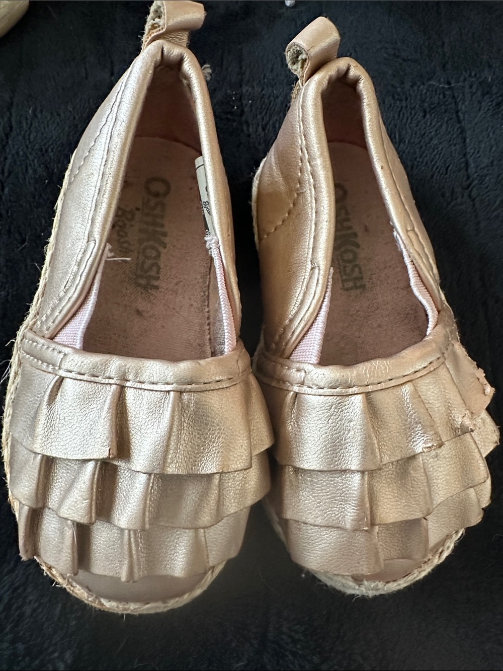 OshKosh B'gosh Metallic Gold Ruffle Slip-Ons SIze 4 adorable